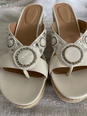 Kenneth Cole Reaction White Beaded Toe-Post Wedge Mules